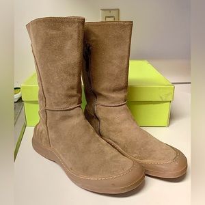 Women’s 7.5 Y2K Vintage DKNY Suede Leather Side Zip Rubber Sole Boots